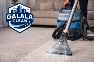 شركة تنظيف سجاد بنجران فريق متخصص يستخدم ماكينة حديثة لتنظيف السجاد بعمق وإزالة الأوساخ والبقع مع ظهور لوجو الجلالة كلين على الصورة