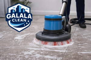 شركة تنظيف سجاد بنجران تنظيف الأرضيات باستخدام ماكينة حديثة بالفرشة لإزالة الأوساخ والبقع بعمق مع ظهور لوجو الجلالة كلين على الصورة