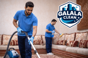 شركة تنظيف بحبونا أثناء تنفيذ أعمال تنظيف المجالس والسجاد داخل المنزل باستخدام معدات حديثة مع ظهور شعار الجلالة كلين أعلى الصورة
